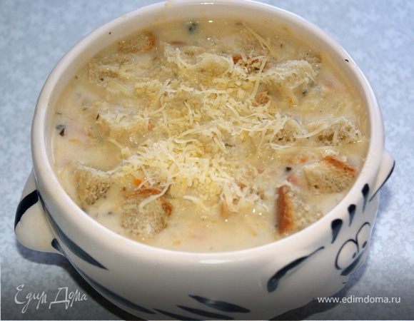 Вливаем в суп сливки, все перемешиваем, добавляем горчицу. Варим суп до кремообразного состояния, картошка должна развариться, но не полностью, кубики должны уменьшиться в полтора два раза, не забываем постоянно помешивать, чтобы ничего не пригорело. Когда суп готов снимаем его с огня и даем настояться минут 15. Подаем в горячем виде с гренками, можно добавить тертый сыр. Приятного аппетита!!!!!!!