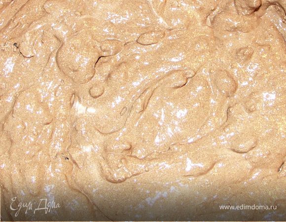 Смешиваем(без миксера)творог,сметану.Венчиком чуть перемешиваем яйца.Добавляем к творогу.Всееваем какао и разрыхлитель.Добавляем вымытый и высушенный изюм.Аккуратно перемешиваем всё до однородности.