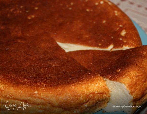 Готовый пудинг подать слегка остуженным со сметаной или джемоом по желанию
