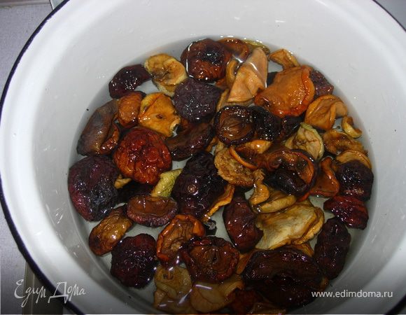 Сухофрукты хорошо промыть и оставить в воде на 20 мин. Затем воду слить.
Заливаем чистой водой сухофрукты на 1/3 кастрюли (чтобы вода их покрыла и оставалось еще чуть сверху). Варим 20 мин.