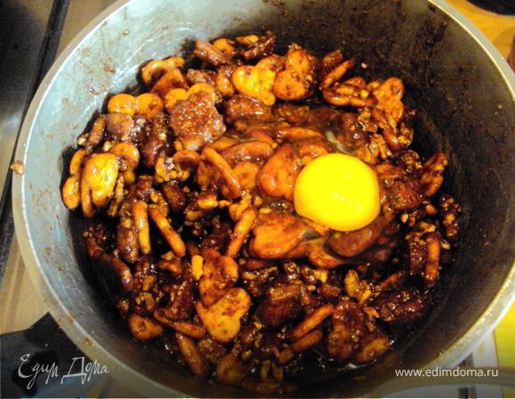 Все смешать, кроме яйца. довести до кипения. Снять. Влить яйцо.