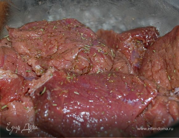 Мясо нарежьте средними кусочками гр по 40-50.Сложите в миску.Все ингредиенты для маринада смешайте и залейте мясо.Накройте пищевой пленкой и поставьте мясо мариноваться на 4-5 часов,а лучше на ночь в холод.