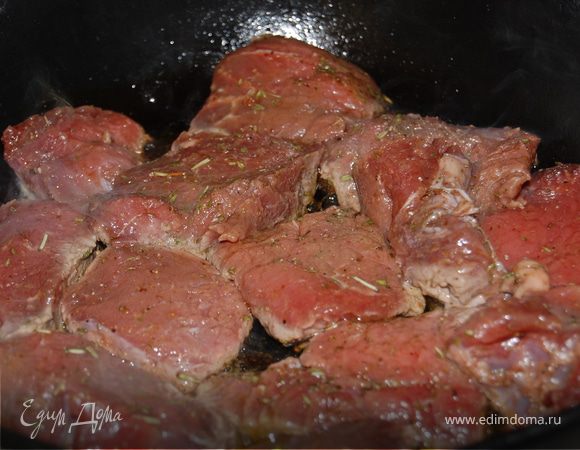 Сковороду с толстым дном хорошо разогрейте,налейте оливковое масло+сливочное масло.Выложите мясо одним слоем,