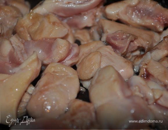 Отварить куриный бульон, добавив морковь, сельдерей, лавровый лист, душистый перец, соль. Варить 1 час.
Филе курицы нарезать кусочками, обсушить и обжаривать на сковороде без добавления масла 2 минуты, добавить соевый соус 1 ст.л.