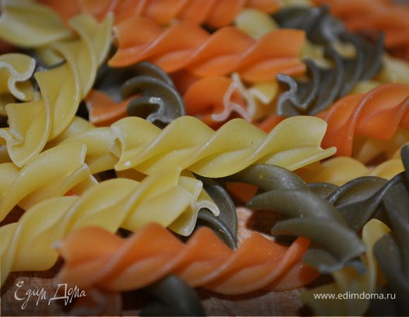 В горячий бульон всыпать макароны и добавить 1 ст.л. соевого соуса. Добавить нарезанные овощи и кусочки курицы. варить несколько минут.