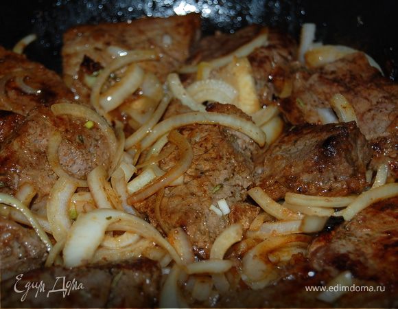 Добавьте лук и обжарьте вместе с мясом.