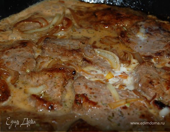 Влейте молоко и выпарьте его на сильном огне.