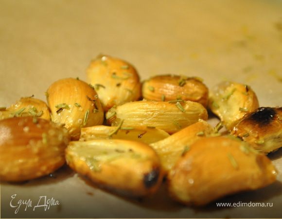 Духовку разогреть до 180 градусов. Очищенные зубчики чеснока сбрызнуть оливковым маслом, посыпать тимьяном (розмарином) и запекать в духовке 30 минут.