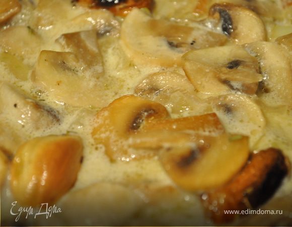 В сковороде растопить сливочное масло, добавить оливковое масло, обжарить лук и шампиньоны, добавить дольки запеченого чеснока, залить сливками, посолить, поперчить.