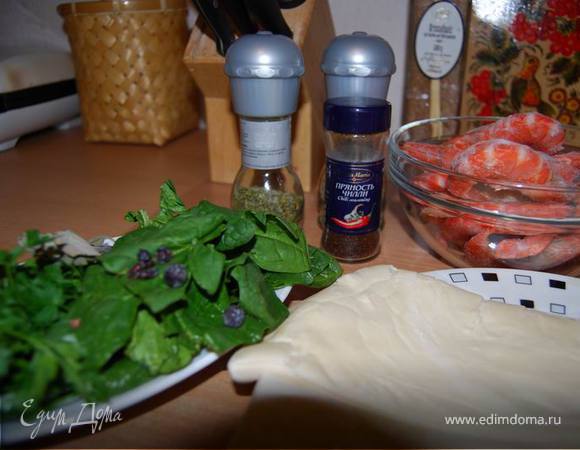 Предвкушаем вкус...
В это время варим креветки,очищаем их.  Можно мариновать их немного в белом вине с розмарином, например.
Готовим зеленую и ароматную добавку для теста, в которое мы будем "наряжать" наши креветки. Очень мелко нарежем шпинат, зелень. Я растолкла в ступке пару горошин можжевельника (благо, у нас его есть!), барбариса, добавила немного шалфея. Тут уже Ваша фантазия Вас не подведет. Добавляем соль,перец,немного сметаны или майонеза для вязкой консистенции (можно оливковое масло).