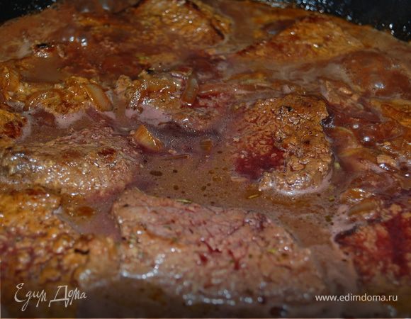 Когда молоко выпарится,влейте вино,  убавьте огонь и томите мясо в вине на медленном огне.Только не закрывайте крышкой,так как алкоголь должен выпариться.