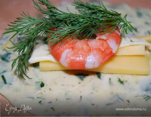 Позеленевшее тесто раскатываем как можно тоньше в круги диаметром 10-12 см. В середину каждого кладем 2-3 тонких бруска сыра, 1 полосочку сливочного масла, креветку и веточку укропа.  Закрываем в форме морских раковин.