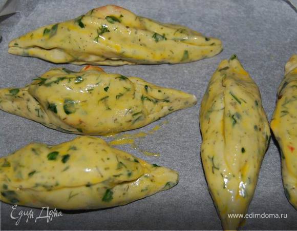 Выкладываем в форму, смазываем яйцом и запекаем в духовке при 200 град. 10-15 минут до румяности.