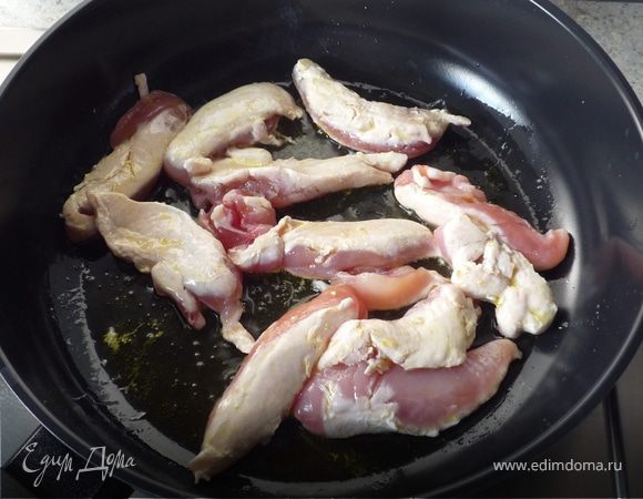 Куриную грудку обжарить в разогретом масле минут 5.