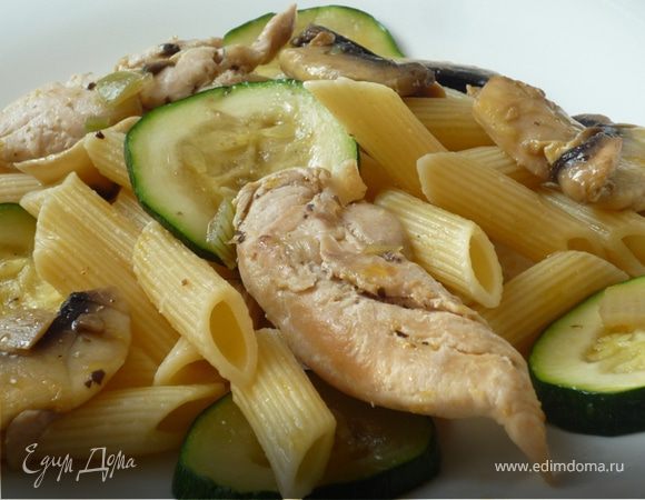 Посолить, поперчить, добавить паприку. Влить 50мл воды и тушить 10 минут при закрытой крышке. Подавать с макаронами. Приятного аппетита!