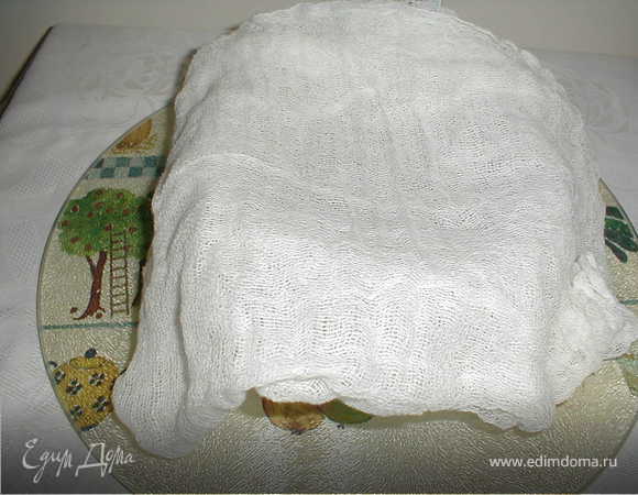 Вам понадобится мешочек из ткани или три слоя марли, кастрюлька  и крючок. 
Вливаете в мешочек кислое молоко и подвешиваете мешочек на крючок и оставляете на несколько часов  (я обычно вечером делаю,  утром получаю готовый продукт).
Подставляете кастрюльку для того, чтобы в нее стекала сыворотка, которую Вы можете использовать по своему усмотрению. 
