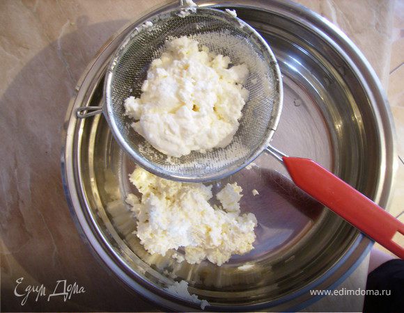 Перетираем творог через сито
