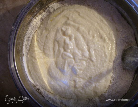 Просеять муку и добавить то что у нас получилось из творога и яиц