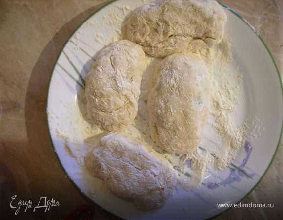 вымесить всё.
Сделать начинку.Я делала картошку+лук+грибы.Сформовать пирожки.Жарим на сковороде с двух сторон