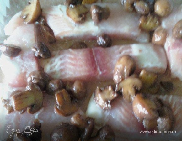 Слегка обжарить грибы (при желании можно с луком) 200-300г. Выложить их на рыбу.