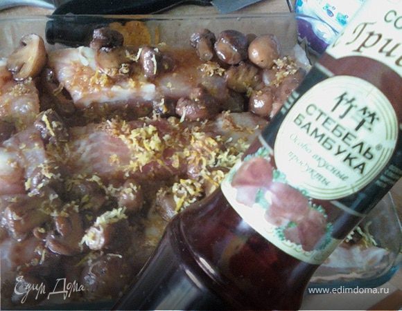 Влить 2 ст.л. соевого соуса.