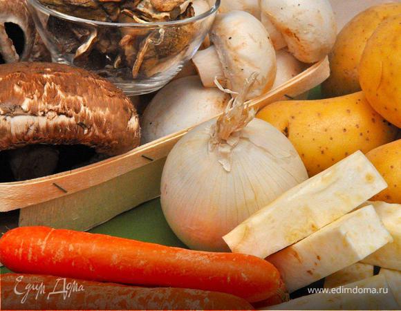 Вскипятить 3 литра воды в кастрюле для супа. Добавить соль, перец и измельченный розмарин. Нарубить кубиками картофель, корень сельдерея и одну морковку. Выложить овощи в кастрюлю. Убавить огонь до среднего и продолжать варить овощи. 