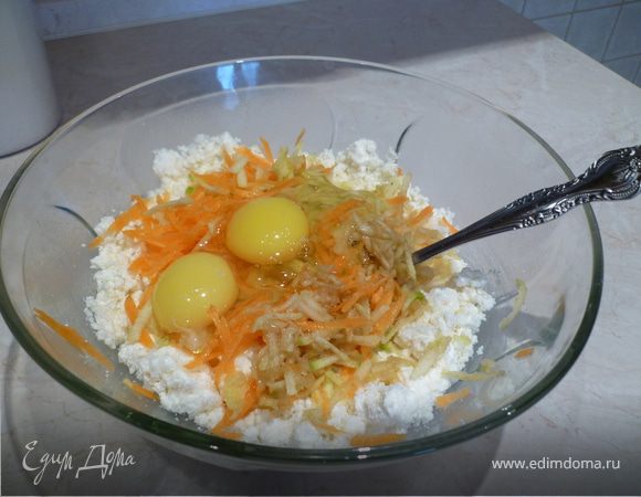 Все продукты смешиваем в большой тарелке. Тесто не должно быть слишком густым, должно прилипать к рукам