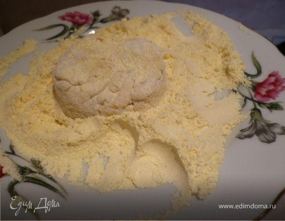 Отрезаем от колбаски небольшие кусочки и формикуемт сырник, обваливая со свех сторон в кукурузной муке.