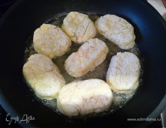 Жарим сырники в масле на раскаленной сковороде.