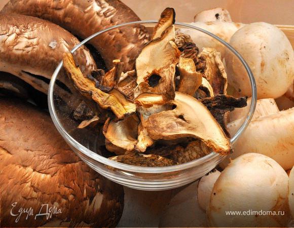 Белые грибы залить предварительно кипятком, затем измельчить и добавить в суп через 20 минут. Варим еще минут 10 и наша основа для супа готова. Осталось только пробить ее в пюре погружным блендером.