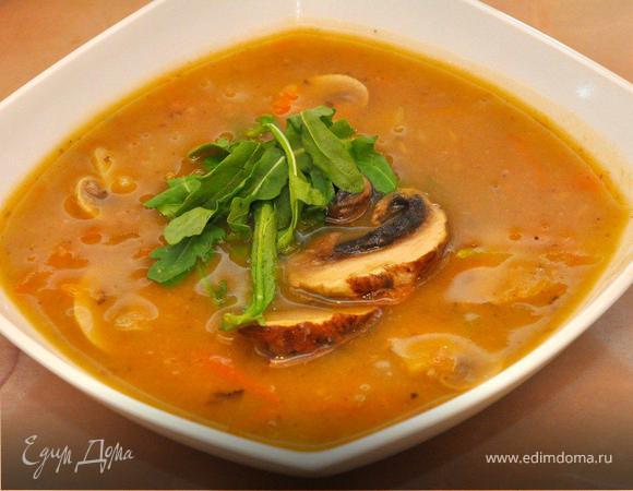 Томим наш суп минут 15, периодически помешивая, после чего снимаем с огня и даем настояться 20-30 минут под крышкой. Теперь разливаем по тарелкам наш ароматный суп, поверх выкладываем крупные дольки грибов и украшаем рукколой или базиликом. Приятной вам трапезы!