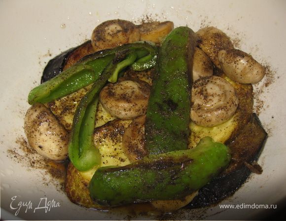 Припустить овощи на сильном огне до полуготовности. Лучше всего обжаривать на гриле. Если гриля нет - на сковороде, слегка смазанной оливковым маслом. Сложить в глубокую емкость, хорошо посолить, добавить перец и обильно залить соком лимона. Аккуратно перемешать и поставить в прохладное место до полного охлаждения.