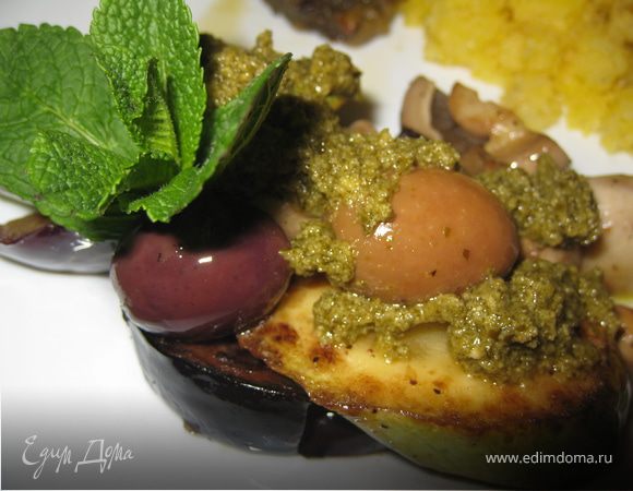 Затем "включаем" фантазию по созданию нашего шедевра. Перед подачей на стол необходимо полить соусом Pesto. Если соус сильно густой - его можно разбавить оливковым маслом. Если такого соуса нет, не отчаивайтесь. Вы смело можете заменить его смесью мелко нарезанного базилика и оливкового масла.
Приятного аппетита! 