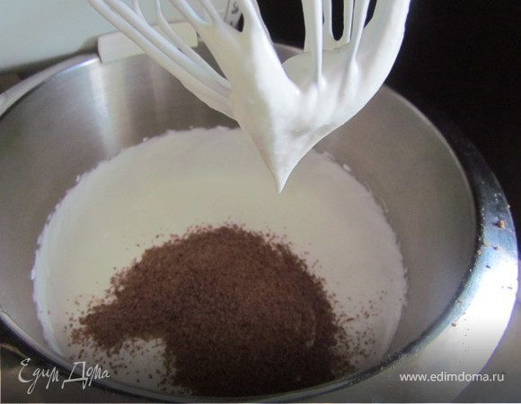 Взбить сметану с сахарной пудрой до воздушного состояния. Натереть грамм 50 шоколада на самой мелкой терке и добавить к сметанному крему. 