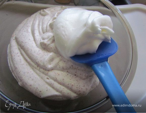 Отдельно взбить охлажденные белки с сахарной пудрой. Затем осторожно вмешать белки к сметанному крему, добавить ч.л. апельсиновой цедры. 