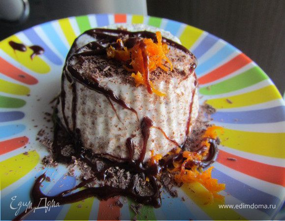 Затем украсить по своему желанию и наслаждаться. Я украшала тертым шоколадом, теплым растопленным шоколадом (шоколад поломать на кусочки, добавить 3 ст.л. воды и растопить) и апельсиновой цедрой. Оно такое воздушное, вкусное и.......его так МАЛО :)))