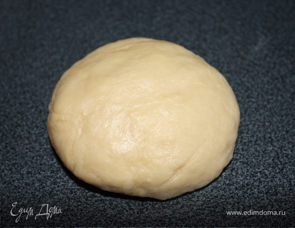 Тесто готовим как для пельменей. Я делую следующим образом. Разбить в миске яйцо, посолить, добавить муки. Вымесить тесто(при необходимости добавить еще муки) . Влить масло. Еще раз вымесить. Оставить минут на 15 отдохнуть.