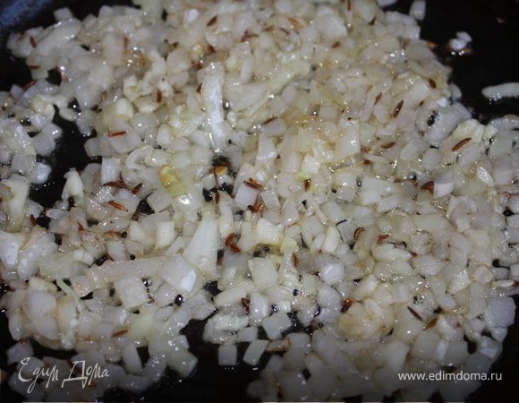 Лук и чеснок измельчить. В сковороде разогреть сливочное и растительное масло (половину нормы). Обжарить тмин и зиру, добавить к ним лук и чеснок. Довести до прозрачного состояния. Смешать с фаршем. Фарш посолить.