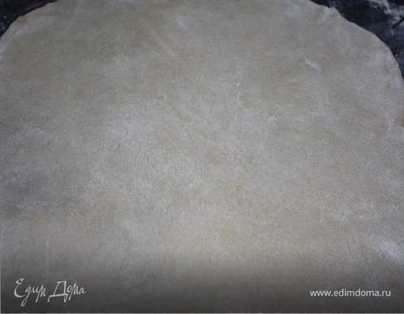 Тесто разделить на 2 части (можно поделить на 4 части и тогда получаться тоненькие рулетики, на ваше усмотрение). Тесто раскатать очень тонко, тоньше чем на пельмени. 