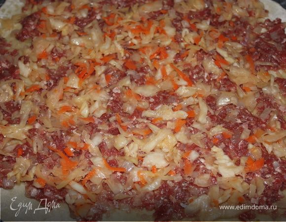 Выложить на тесто мясо, сверху капусту. Капусту предварительно надо порубить. Скутить рулетики. И готовить в пароварке 40 минут.