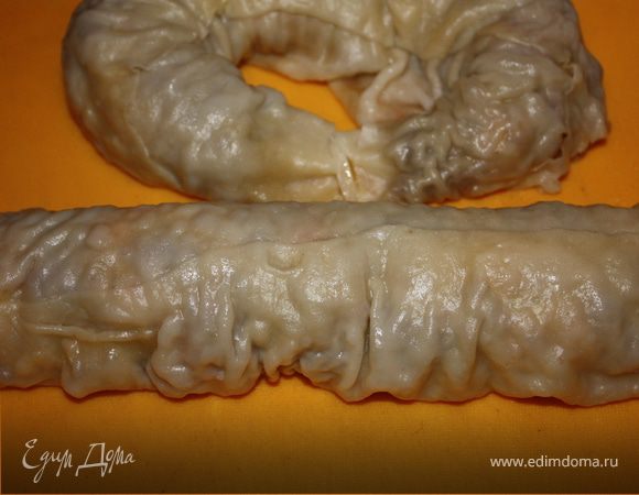 Рулетики остудить немного. Порезать. И обжарить на оставшимся сливочном и растительном масле с двух сторон.