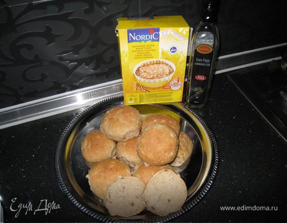 Просеять гречневую муку, манку и пшен. муку. Растворить в воде дрожжи соль и сахар. Сделать в горке из муки углубление диам. около 10 мм. Вылить дрожжевую смесь и раст. масло. Забирая муку с края вилкой, постепенно замесить тесто. оно должны быть не очень крутым, эластичным и отставать от пальцев. Оставить на ночь (или около 12 ч.). Слегка обмять. Добавить семечки, укроп и ячменные хлопья (у меня Нордик). Вымесить. Оставить на 2ч. Сформировать хлебушек. Моя семья любит в виде булочек. Дать еще постоять мин. 30. Присыпать ароматной солью. 220 С (электро) 20 мин на второй полке сверху. Если одной буханкой наверное подольше мин на 15. Достать, накрыть полотенцем мин. на 10. Остудть и приятного аппетита.