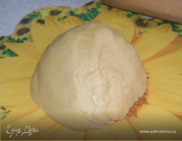 Муку смешать с сахаром, положить охлажденное сливочное масло.
Растереть масло с мучной смесью, добавить  яйца.
Вымесить тесто до получения однородной массы. Завернуть в целлофан и убрать на 30 мин в холодильник.
