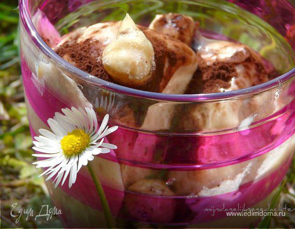 Поломать бананы на кусочки и заморозить часа 3. Сложить в блендер банан и чего еще захочется. Мне нравится с кофе, корицей и еще хорошо с арахисовым маслом, буквально 1-2 ст.л. Взбить. Готово!
Получится 7 шариков.