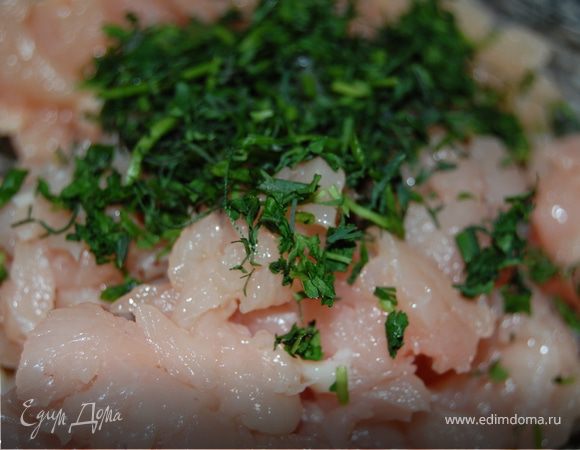 Филе нарезаем мелкими кубиками,добавляем зелень,яйцо.Перемешиваем.Солим,перчим.Всыпаем муку.Еще раз тщательно вымешиваем.Все "фарш"готов.