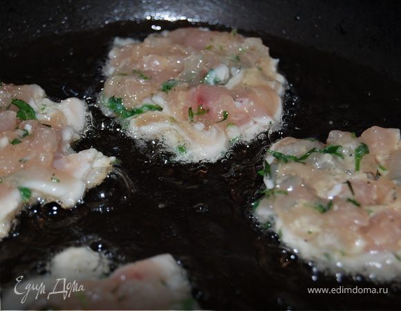 В сковороде разогреваем масло, выкладываем ложкой фарш,немного его приминаем и обжариваем с каждой стороны по 3 мин.Больше и не надо.Тогда котлетки будут сочными.