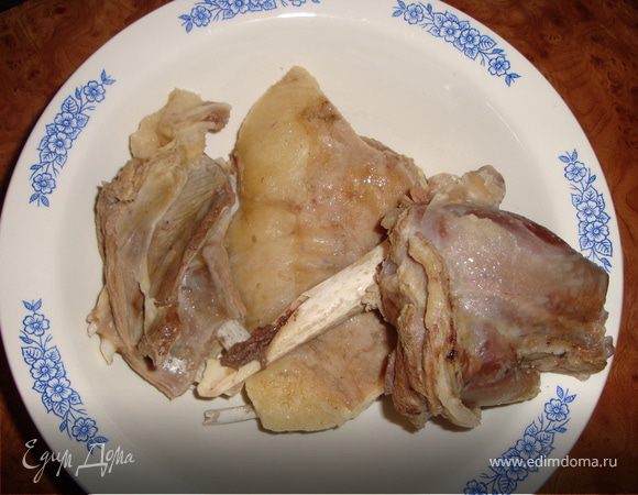 Когда мясо будет готово, снимаем кастрюлю с огня и вынимаем его из бульона (бульон при необходимости процедить - бывает, что мелкие сколы костей оседают на дне).