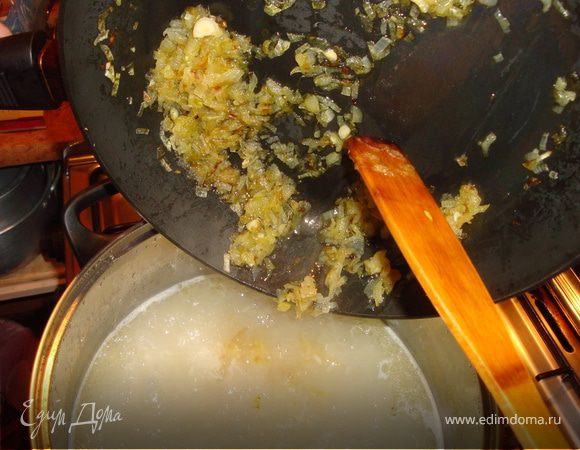 Немного погодя, минут через 10-12 добавляем в кастрюлю обжаренный лук.