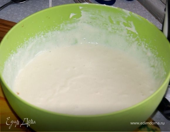 Для начинки, смешать творог, сахар яйца, ванилин и сливки, слегка взбить, крем должен получиться консистенцией густой сметаны.