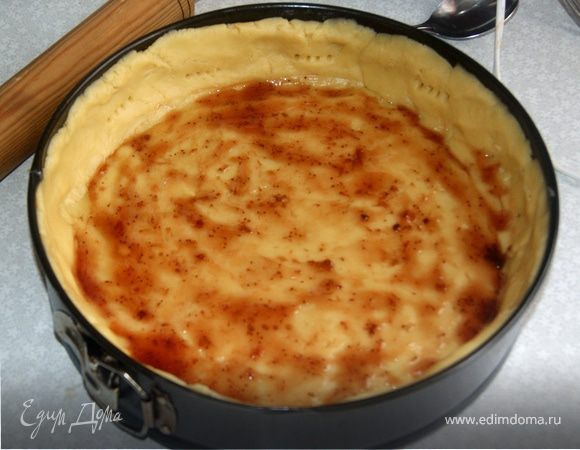 Смазать выложенное тесто клубничным вареньем.